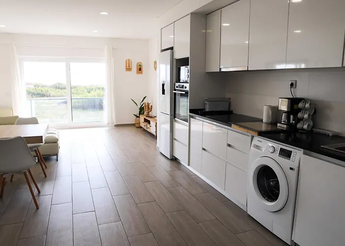 Sunset Peniche Surfcamp דירה