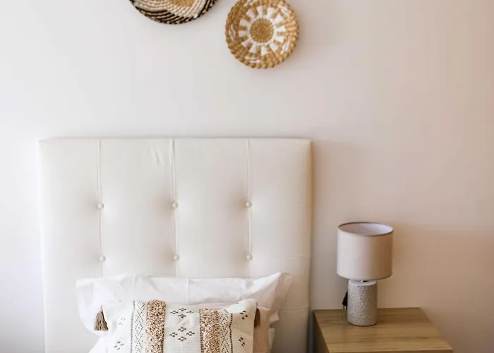 Sunset Peniche Surfcamp פרל