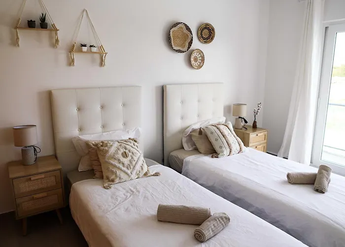 Sunset Peniche Surfcamp פרל