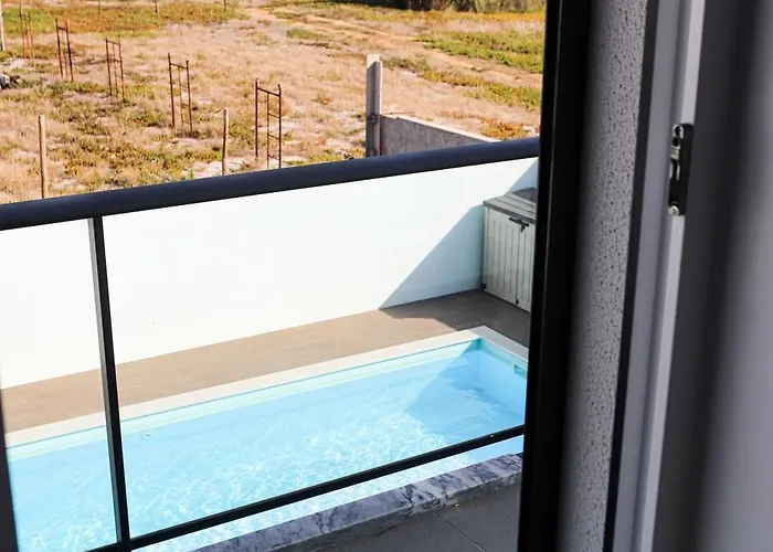 Sunset Peniche Surfcamp * פרל