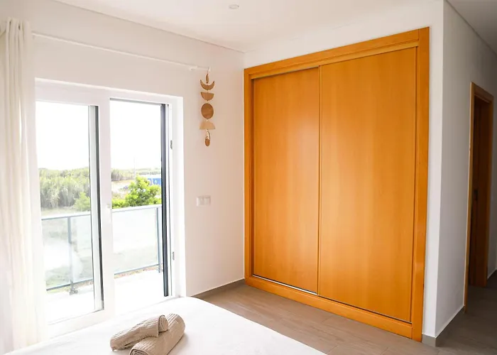 Sunset Peniche Surfcamp דירה פרל