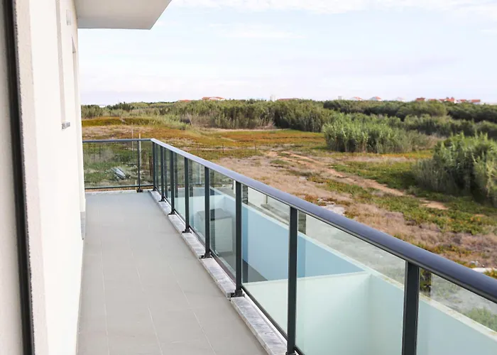 Sunset Peniche Surfcamp פרל